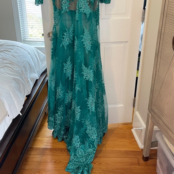 Absolutely stunning green/blue, sequin gown. - Picture 3 of 7